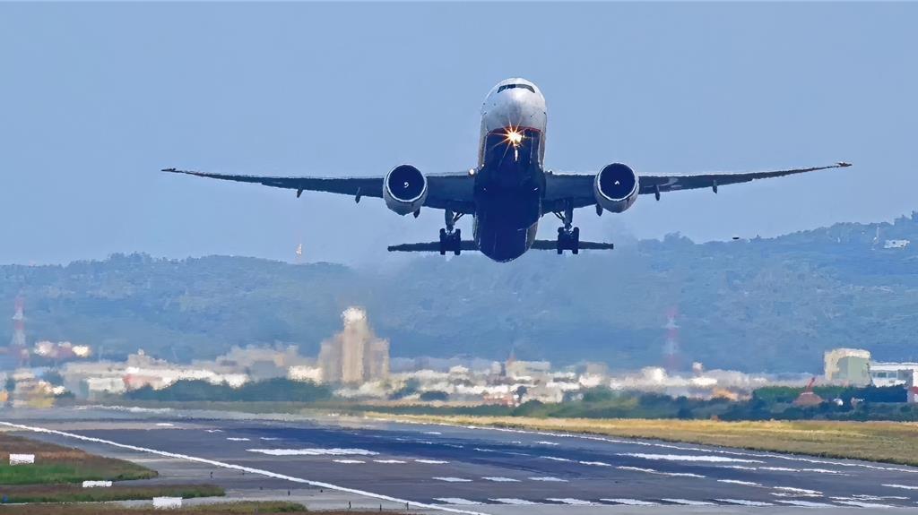 最新上線的桃園觀光即時影像納入桃園國際機場的飛機起降畫面。(觀旅局提供／蔡依珍桃園傳真)