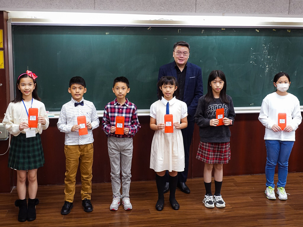 鈺祥企業董事長莊士杰親自頒獎鼓勵青年學子強化寫作與語言表達。圖/業者提供