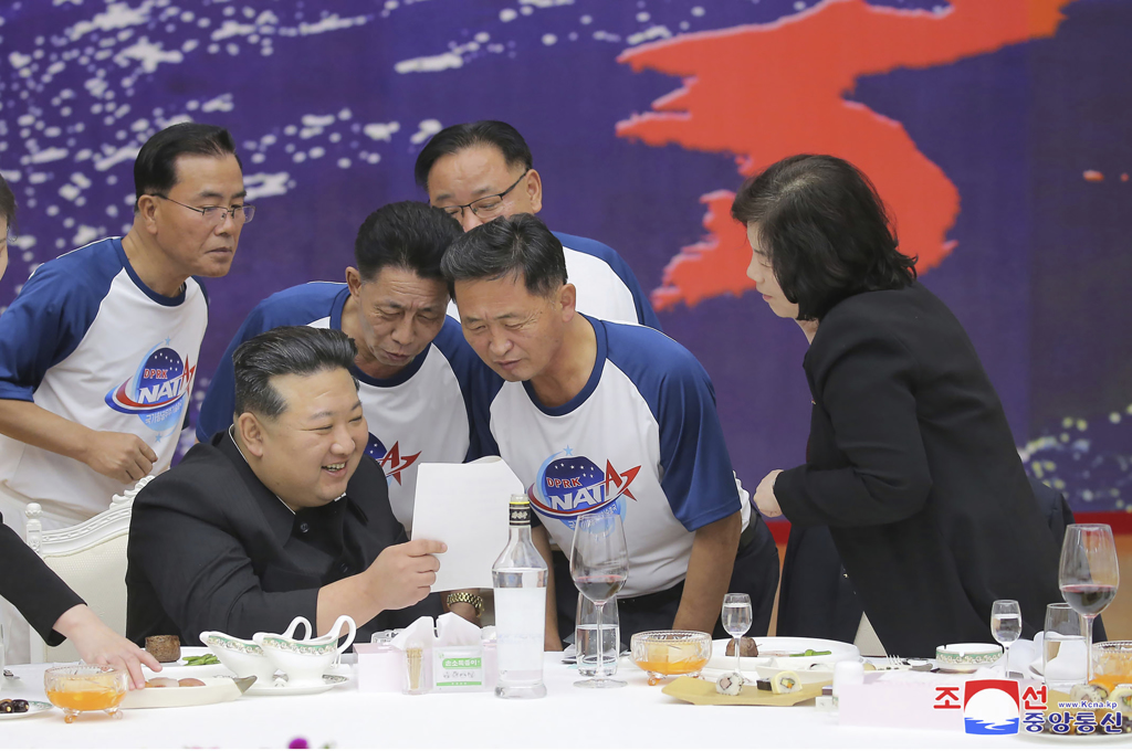 北韓21日發射首枚軍事偵察衛星後，領導人金正恩與相關人員慶祝發射成功。圖／美聯社
