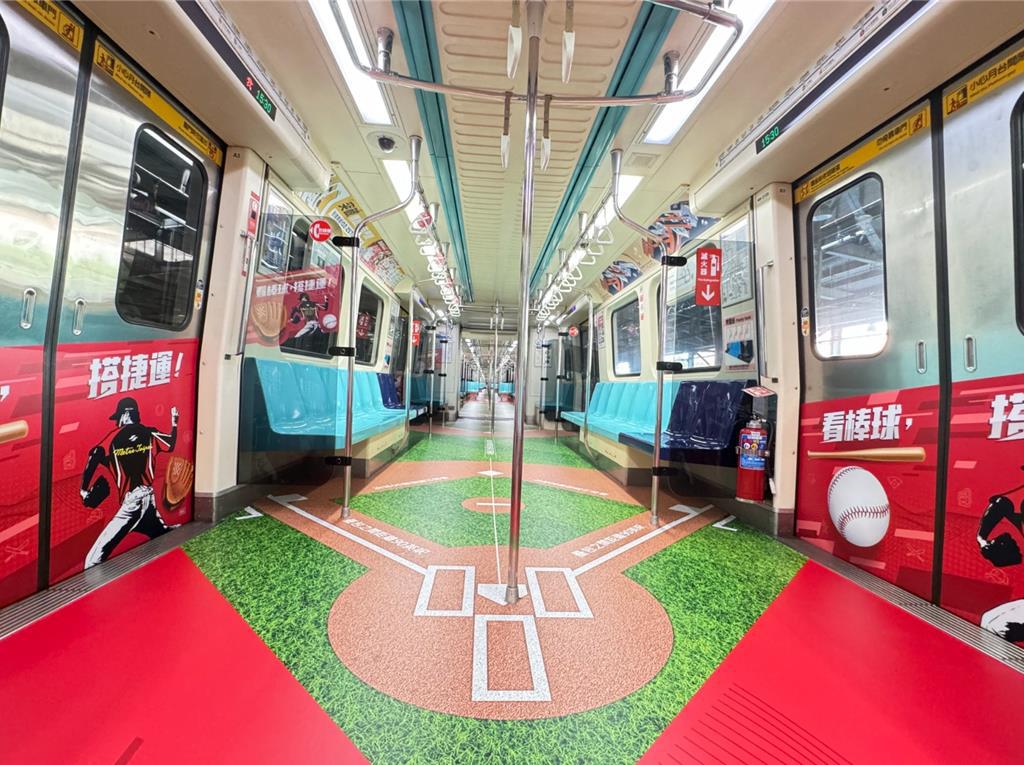 台北捷運即日起在板南線及文湖線搶先推出「看棒球搭捷運」彩繪列車。（台北捷運公司提供／劉彥宜台北傳真）