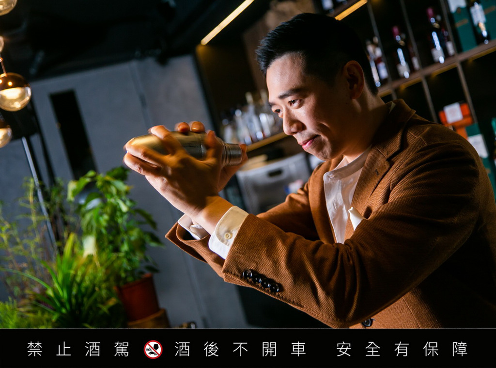 「未來酒吧世界」示範講師 Bar-Mood-Taipei 創辦人吳盈憲（Nick Wu）分享轉型永續酒吧 5R 方案（Recycle, Reduce, Respect, Reuse, Rethink）。圖/台灣保樂力加提供