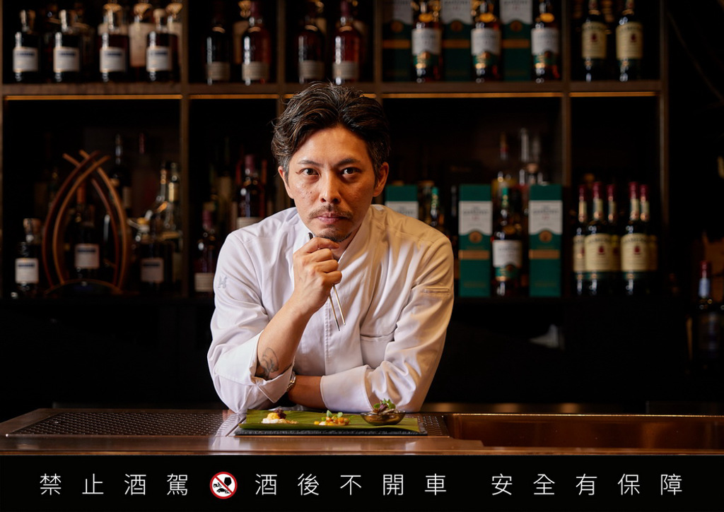 「未來酒吧世界」邀請米其林綠星餐廳 EMBERS 主廚郭庭瑋（Wes Kuo）擔任示範講師，分享永續料理理念，並說明如何應用於餐搭酒概念。圖/台灣保樂力加提供