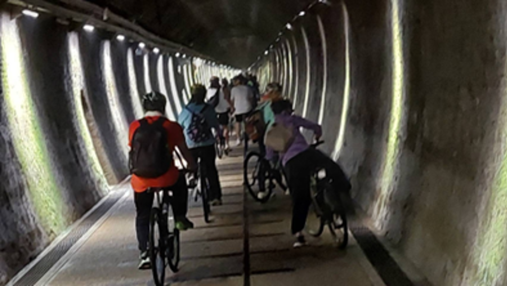 隧道內投射燈照射牆面，彷彿在時光隧道中騎車。圖／業者提供