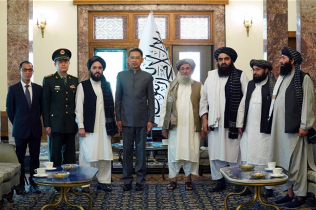 阿富汗塔利班稱中國成為第一個接受其大使的國家。圖為2023年9月13日大陸新任駐阿富汗大使趙星向阿富汗臨時政府代理總理阿洪德遞交國書。（大陸外交部）