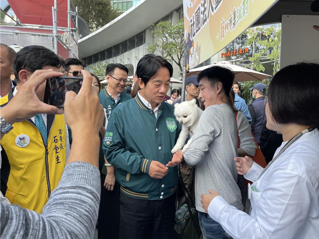民進黨總統參選人賴清德，2日南下台中參加「挺毛孩寵物市集派對」，允諾打造台灣成為動物友善國家。（王煌忠攝）