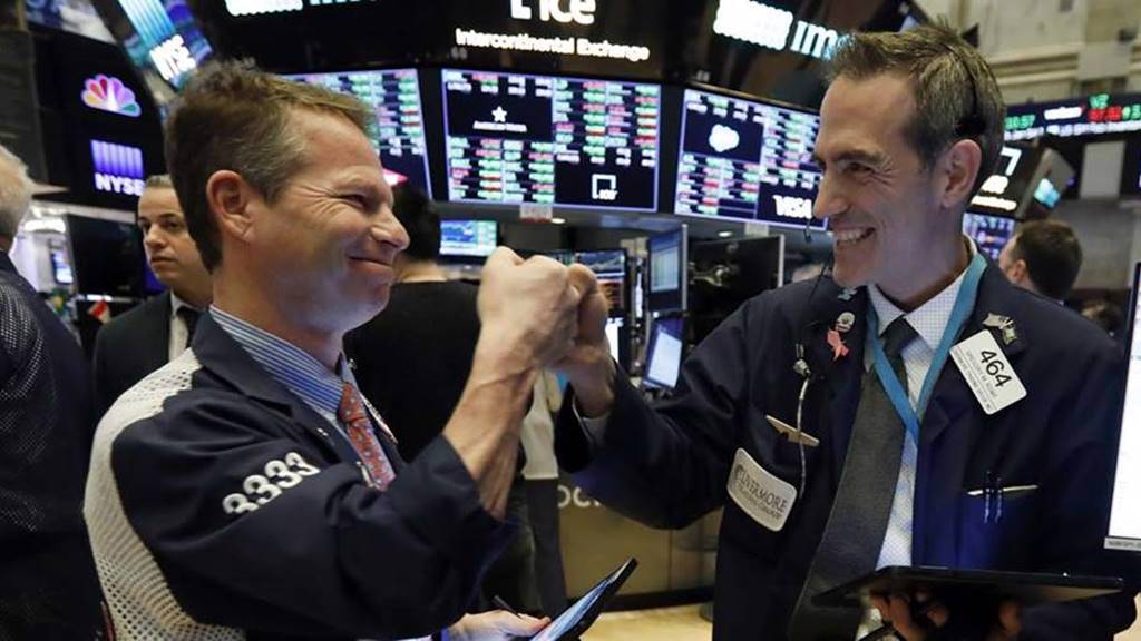 無視聯準會（Fed）主席鮑爾口頭打壓降息預期，美股主要指數在12月首個交易日延續11月漲勢。圖／美聯社