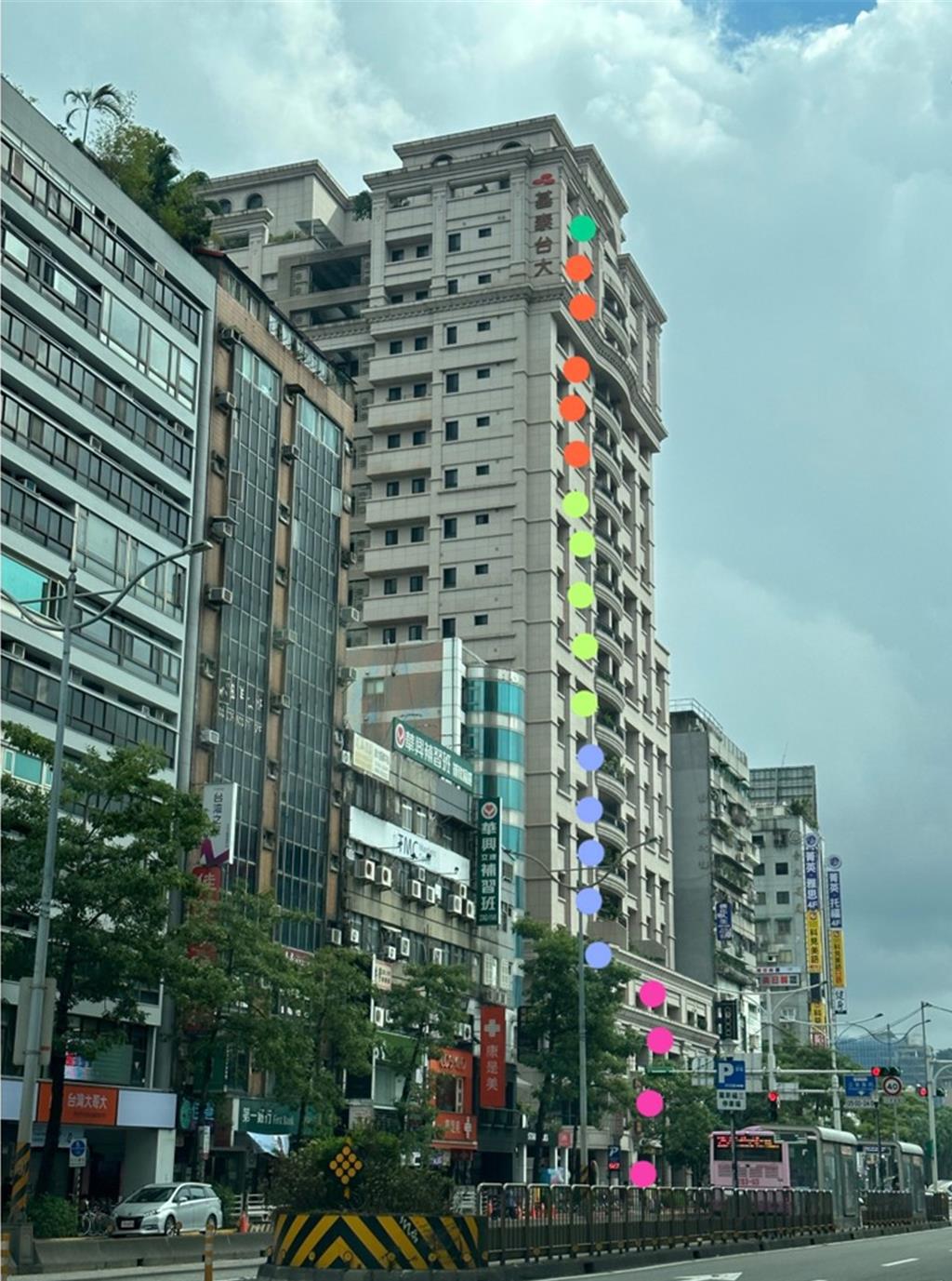 台北市議員陳怡君指出，基泰台大的屋突遭改成健身房，指出圖中綠點以上為違建。（黃敬文翻攝）