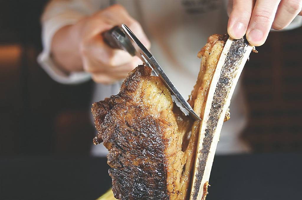 ●〈炙烤加長型極黑牛牛小排〉的骨頭上緊貼著筋，可以切下來另外炸、烤或炒成開胃小菜。圖／姚舜