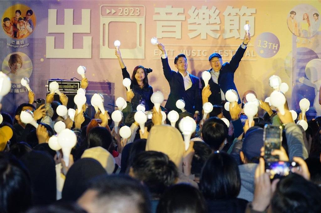 台北市長蔣萬安晚間出席音樂節活動，邀請民眾一同免費欣賞「告五人」、「小球(莊鵑瑛)」等超人氣樂團及歌手熱情開唱。（黃敬文翻攝）