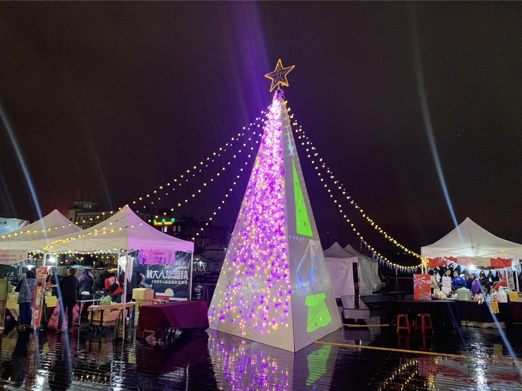 「基隆耶誕光雕藝術秀」2日晚間在海洋廣場浪漫啟動，活動為期近1個月，持續到12月25日。圖為現場團體表演耶誕相關歌曲。（徐佑昇攝）