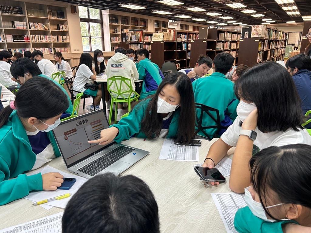 台北市立陽明高中學生運用平板進行組內共學。（教育部提供／林志成台北傳真）