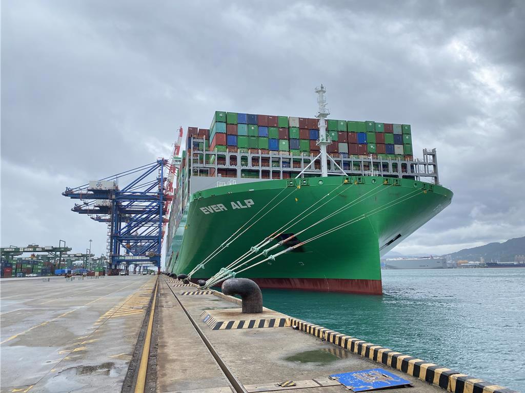 長岳輪（EVER ALP）是由韓國三星重工承造，屬巴拿馬籍，2021年12月交船，為業界最大型的貨櫃船之一，配置遠東-歐洲航線。圖／王淑以