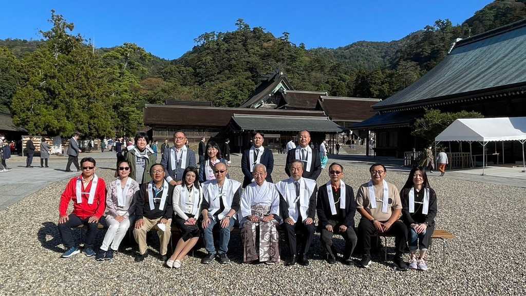 訪問日本出雲大社，由宮司千家尊祐與代表團成員合影。圖/俞伯璋提供