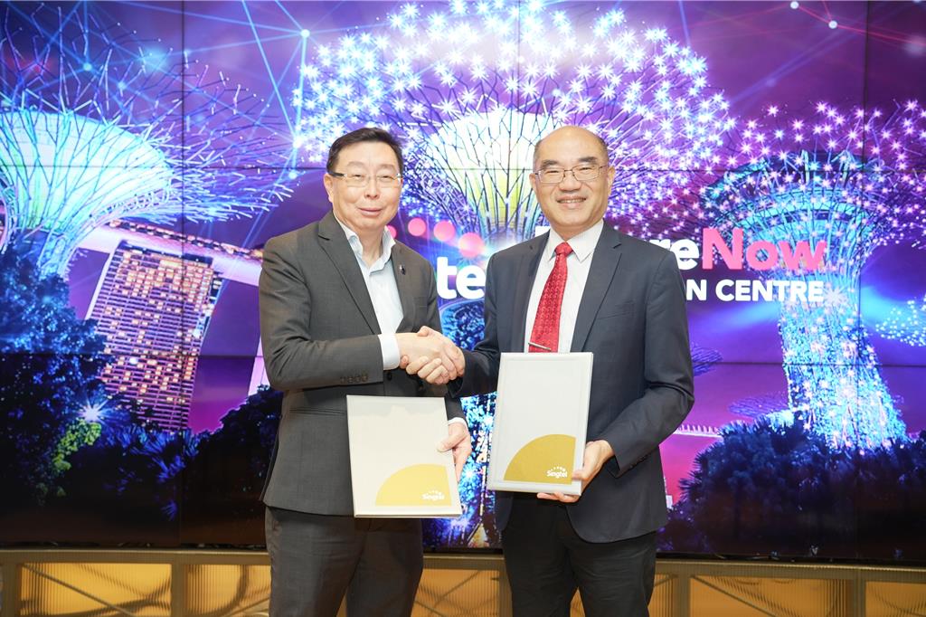 中華電信與新加坡電信簽約，左為新加坡電信Digital InfraCo 執行長Bill Chang、右為中華電信網路分公司副總經理賈仲雍。圖／中華電信提供