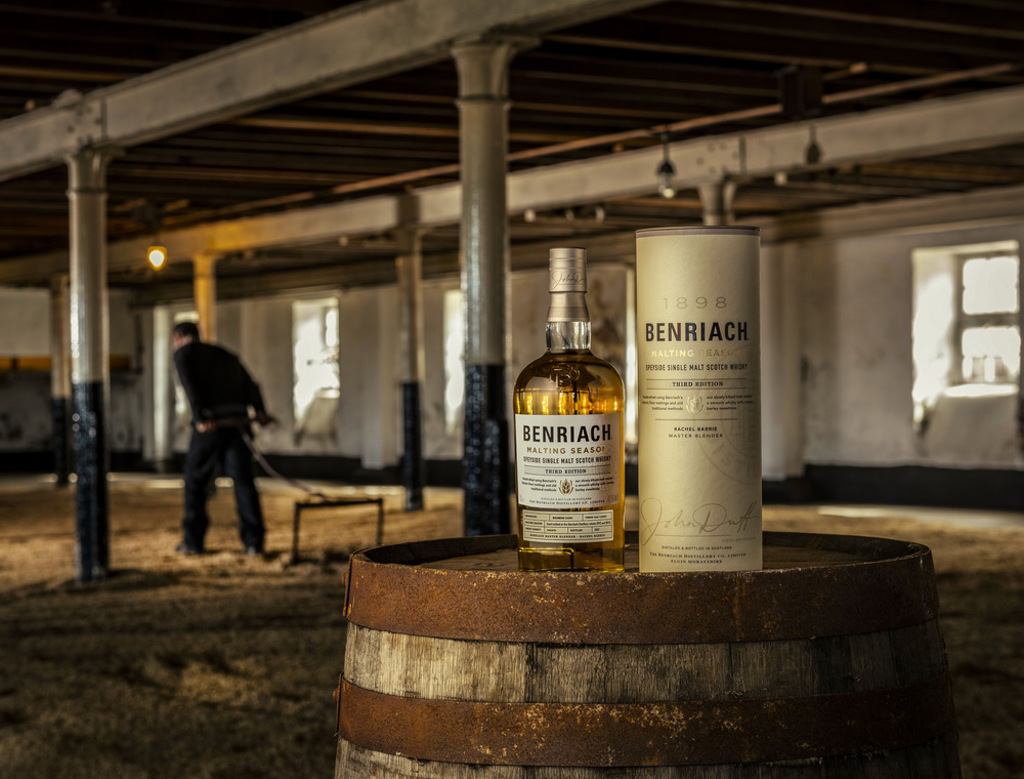 酒廠的命脈傳承，紀念班瑞克酒廠超越120年的地板發麥核心技藝，「班瑞克地板發麥季節」系列第三版單一麥芽威士忌限量發表。圖/美商百富門提供	