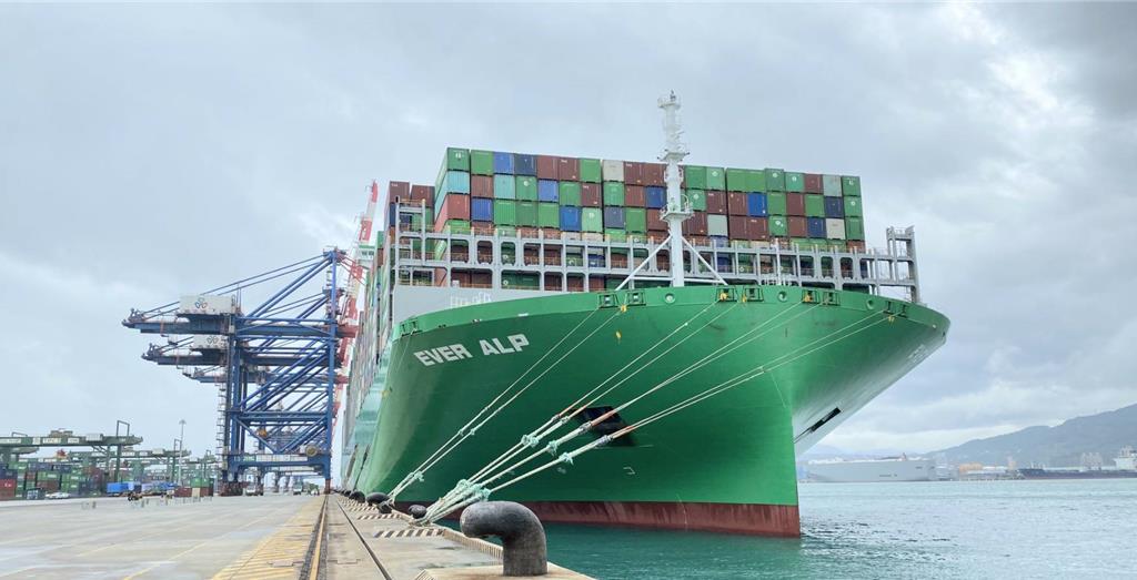 長榮2.4萬TEU貨櫃船長岳輪（EVER ALP），配置遠東-歐洲航線，彎靠台北港裝卸貨。圖／王淑以