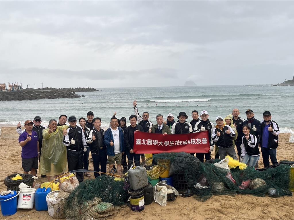 基隆市天行者慈善協會4日與台北醫學大學生技EMBA班合作淨灘，清出大批海廢垃圾，也讓企業家學生們體會海洋永續發展的重要性。（天行者慈善協會提供／張志康基隆傳真）