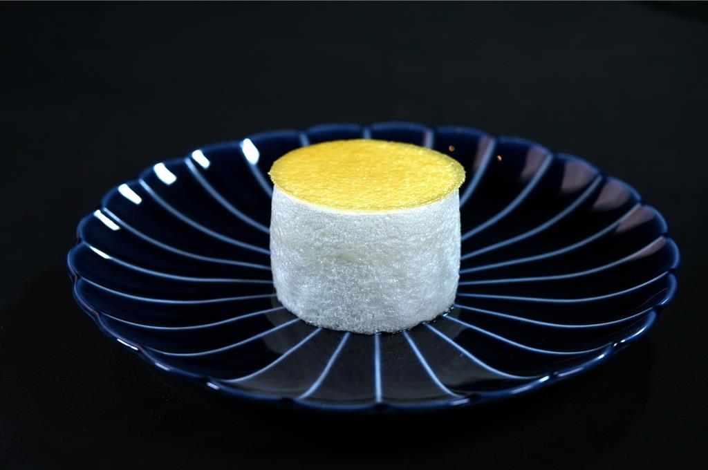 〈香草漂浮島〉是法國經典家常甜點，蛋白霜漂浮在冰涼的蛋奶甜醬，上頭淋上焦糖醬或杏仁片。圖／姚舜