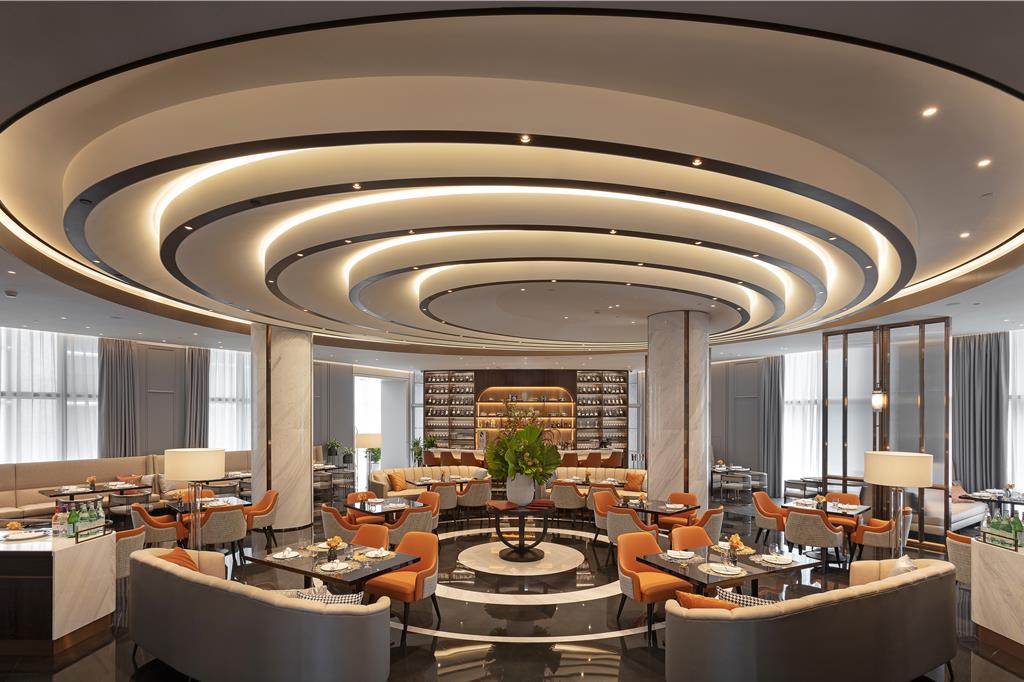 開在台北信義區「貴婦百貨」BELLAVITA四樓的〈CLOVER BELLAVITA〉法式餐廳，佔地187坪、有100個客席座位。圖／CLOVER BELLAVITA