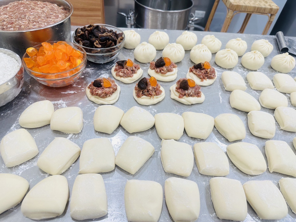 手工製作的香菇蛋黃肉包。圖/蒸香包子提供