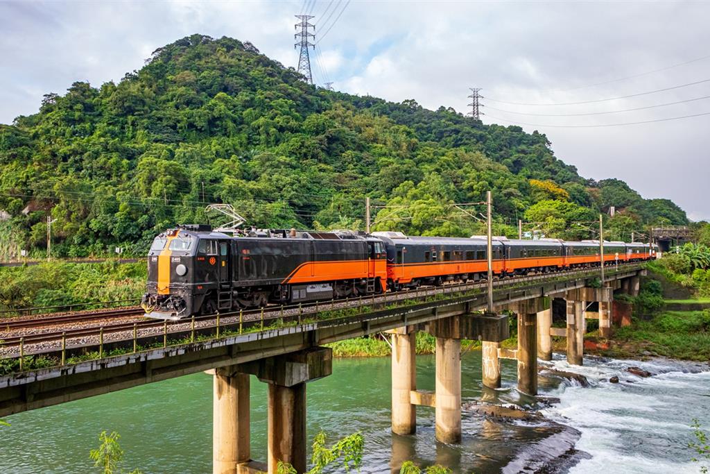 為讓外籍遊客全方位深度探索台灣，雄獅旅遊推動「鐵道旅遊」，搶攻每年逾10億元鐵道旅遊商機。圖／雄獅旅遊