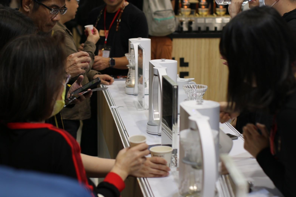 現場展示家用智慧手沖咖啡機「Hikaru V60」吸引許多民眾參觀體驗。圖/Hiroia提供