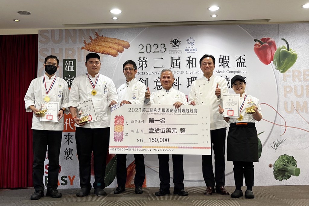 和光蝦三項大賽冠軍出爐 由董事長陳貴光與日本住友商事長官頒獎。圖／向陽農業生技提供