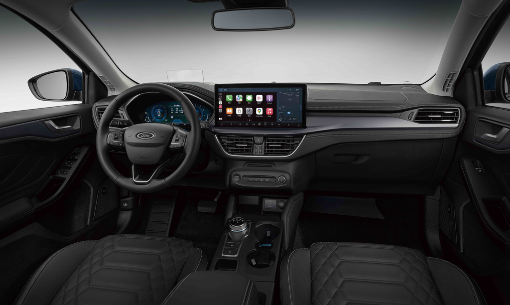 New Ford Focus Active Wagon搭載13.2吋懸浮式全彩 LCD 觸控螢幕，並搭配全面升級的新世代SYNC®4娛樂通訊整合系統（同級少數同步支援無線&有線 Apple CarPlay及Android Auto）、HUD智慧型抬頭顯示器、12.3吋全彩液晶數位儀錶板、Qi無線充電座、丹麥皇室御用B&O環艙劇院揚聲系統等豐富配備，打造最為便利的智行生活。圖／業者提供