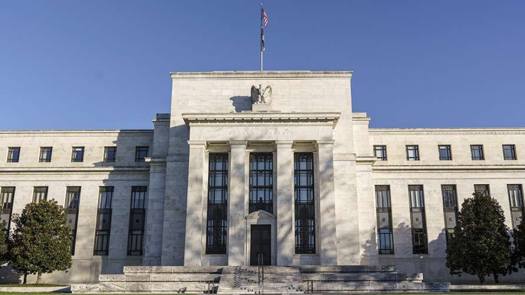 投資組合經理人指出，Fed的貨幣政策與現實脫節，要避免美國經濟陷入衰退，Fed光是在2024年，至少得降息5次。圖／美聯社