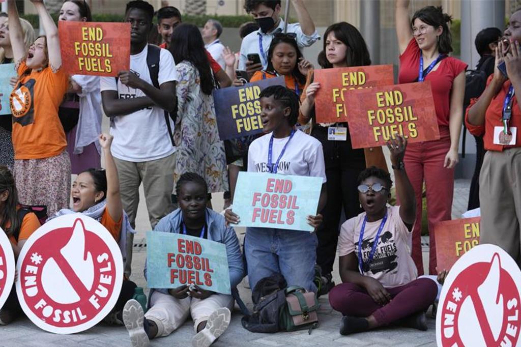《聯合國氣候變化綱要公約》締約方第28次會議（COP28）正在杜拜召開，圖為場外抗議民眾，他們要求淘汰化石燃料的使用。（圖／美聯社）