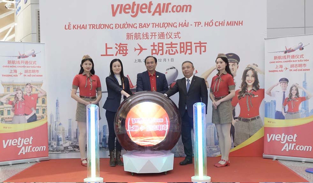 越捷航空副總裁蘇越勝（中）、越南駐上海總領事阮世棟（右二）及上海機場代表在上海浦東國際機場舉行首航典禮。圖／越捷航空提供