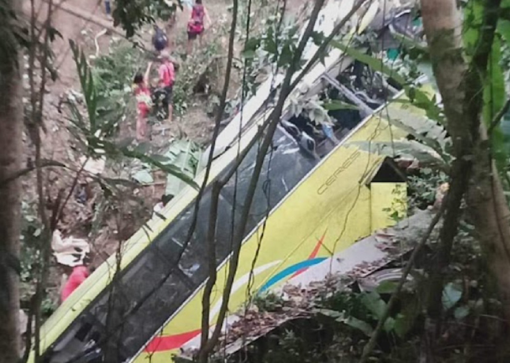 菲律賓中部5日發生長途巴士山區墜谷事故。圖／摘自網路社群平台X圖片
