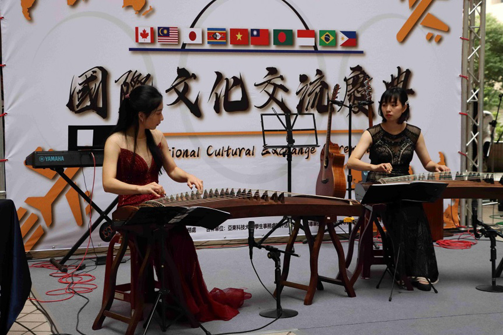 國際文化交流日國樂老師演出。圖／亞東科大提供