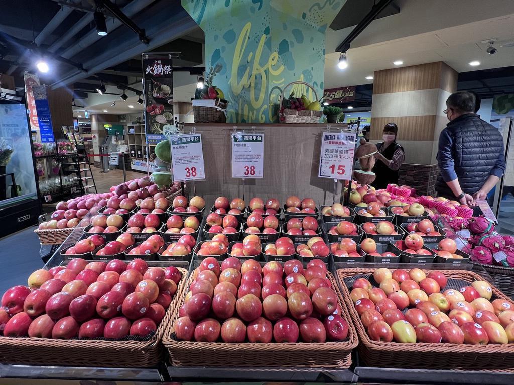 全聯開賣冬季水果明星台東鳳梨釋迦，去年年銷5000萬元。（吳奕萱攝）