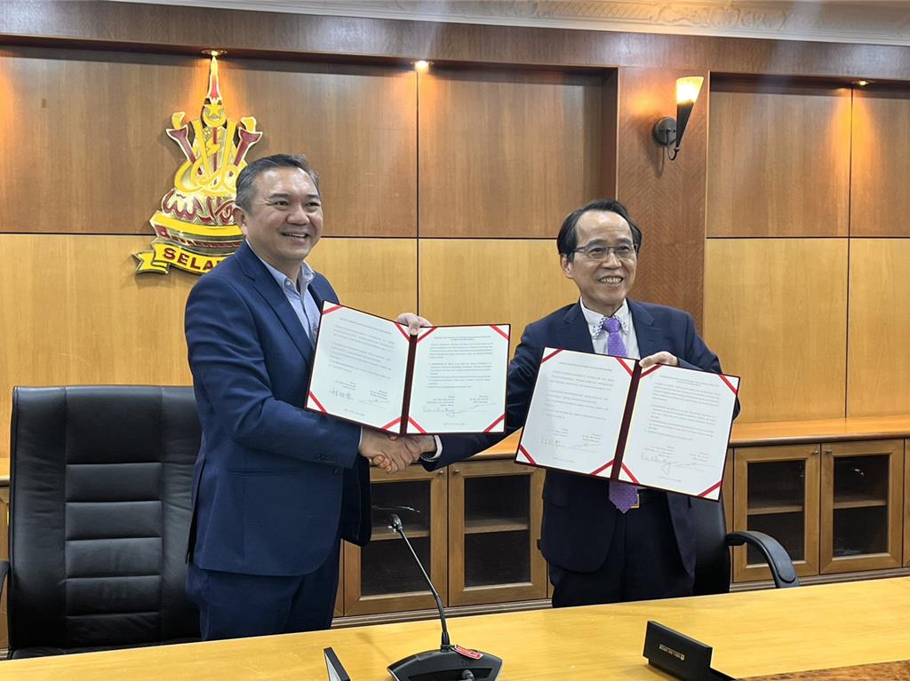 高雄副市長林欽榮（右）6日與雪蘭莪州黃思漢行政議員（左），簽署智慧城市戰略夥伴聯盟合作備忘錄。圖／高市府提供