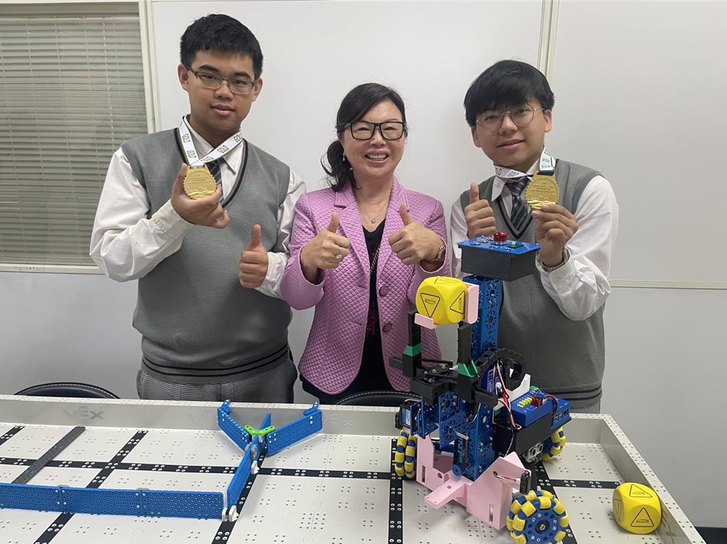 桃園市啟英高中學生呂家正（右）及林家佑（左），代表台灣遠赴阿布達比參加第2屆亞洲技能競賽，在青少年機器人項目勇奪金牌。（呂筱蟬攝）