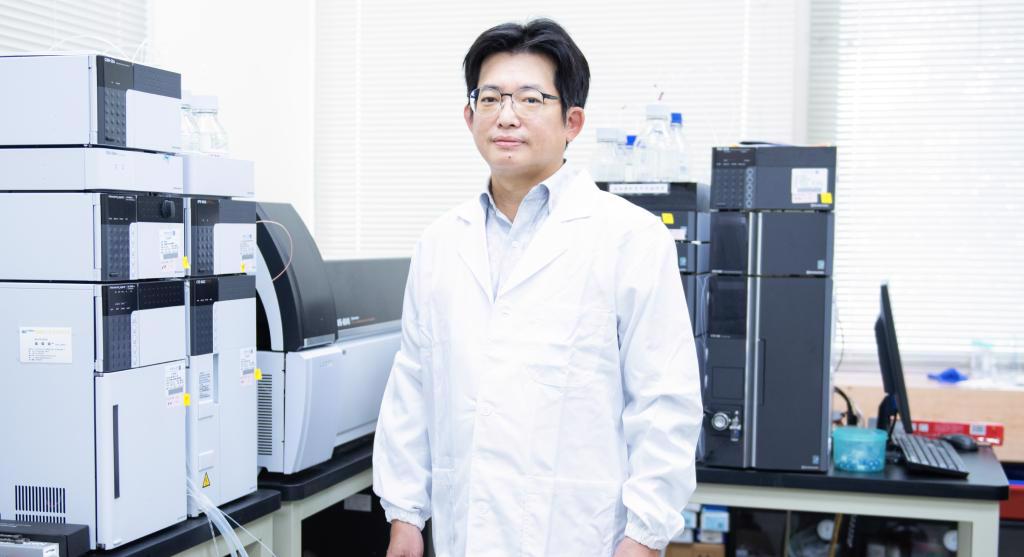 中原大學特聘教授張雍研發「抗凝血型減除白血球過濾科技」，開發國產自製白血球過濾器，造福病患。