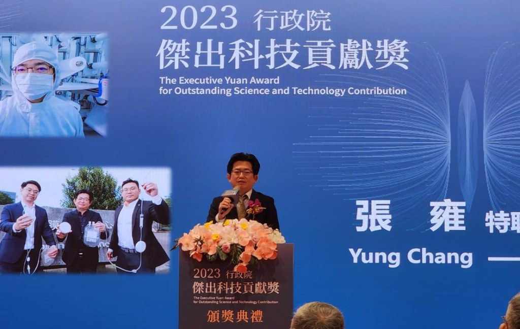 中原大學特聘教授張雍獲頒「2023年行政院傑出科技貢獻獎」，於頒獎典禮上致詞。