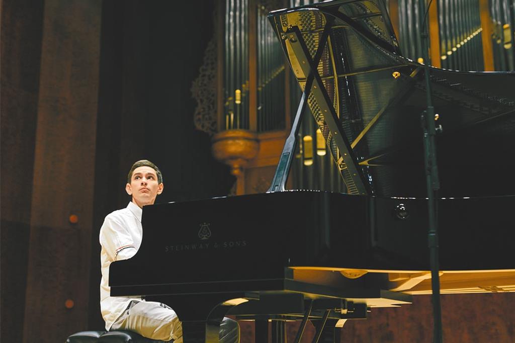 日內瓦鋼琴大賽金獎得主希斯金，本周再度來台飆藝，本次除了古典音樂，還有多種表演形式嘗試。（尼可樂表演藝術提供／李欣恬台北傳真）