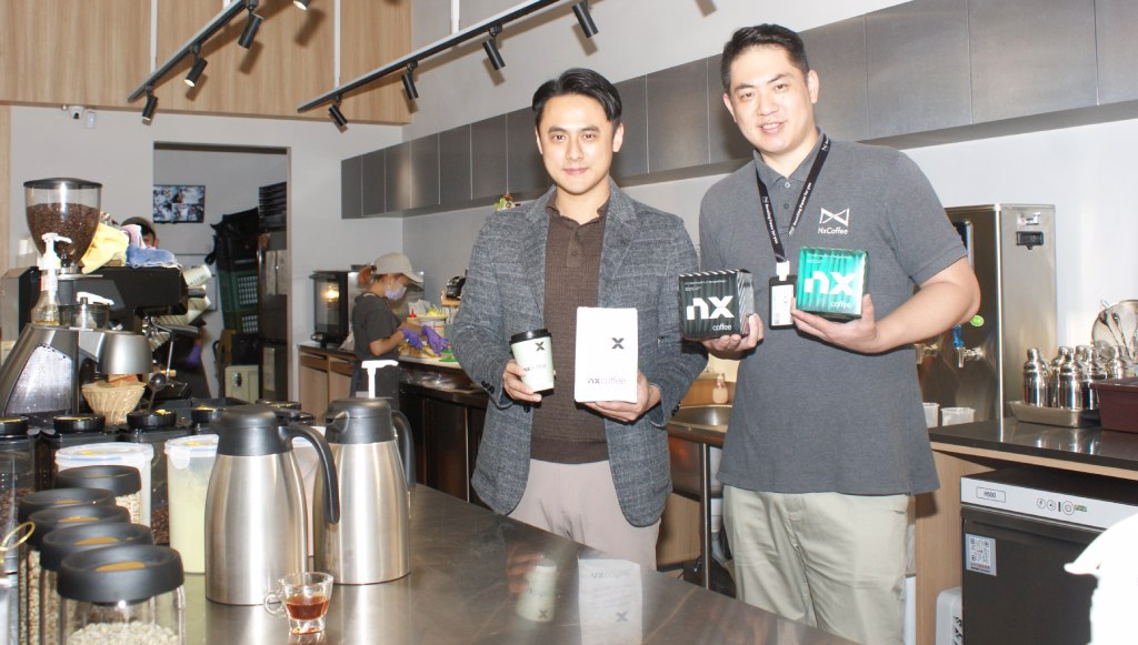NxCoffee最佳拍檔CEO Simon(左)與創業夥伴Eric(右)一起打造AI咖啡王國。圖/傅秉祥