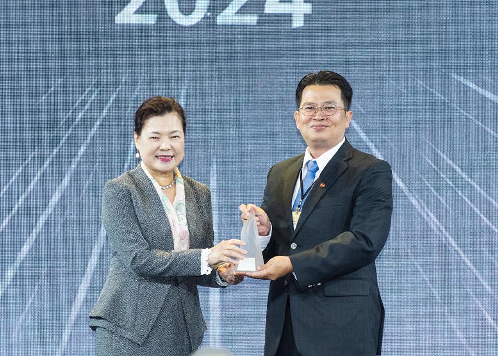 經濟部長王美花（圖左）頒發台灣精品獎銀質獎給上銀科技助理總經理李文彬（圖右）。圖／上銀提供
