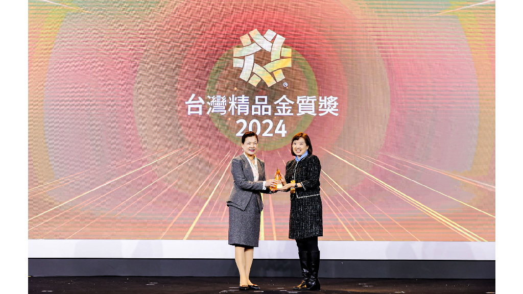 台達機電事業群行銷部經理胡嘉平女士(右)從經濟部王美花部長手中獲頒2024「台灣精品金質獎」。