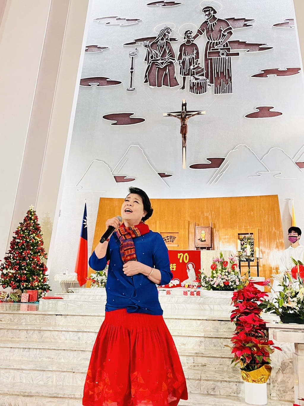 聲樂家簡文秀於天主教台北聖家堂建堂70周年暨耶穌聖誕子夜彌撒，高聲獻唱天使的神糧。圖／億光文化基金會提供