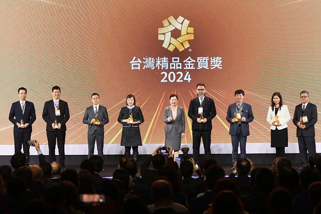 經濟部長王美花與8家第32屆台灣精品金質獎獲獎企業合影。圖／貿協提供