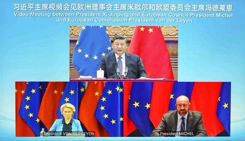 中國國家主席習近平7日上午在北京會見歐洲理事會主席米歇爾（下右）和歐盟執委會主席范德賴恩（下左）。圖為去年3人以視訊方式舉行會談。（摘自新華社）