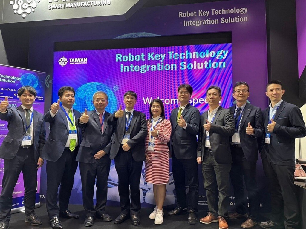 iREX日本國際機器人東京展，貿易署駐日代表處經濟組長林春壽（左4）及台灣智慧自動化與機器人協會理事長絲國一（左3）出席。圖／業者提供。