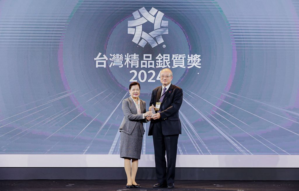 凌羣電腦兩服務獲「2024年台灣精品獎」，經濟部部長王美花（左）擔任頒獎人，由凌羣電腦總經理劉瑞隆（右）代表受獎。