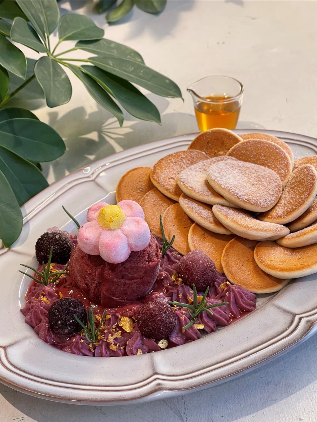 「Engolili英格莉莉」即日起推出全新口味「莓好時光粉撲鬆餅」，演繹冬日花園景象。圖／六角國際提供