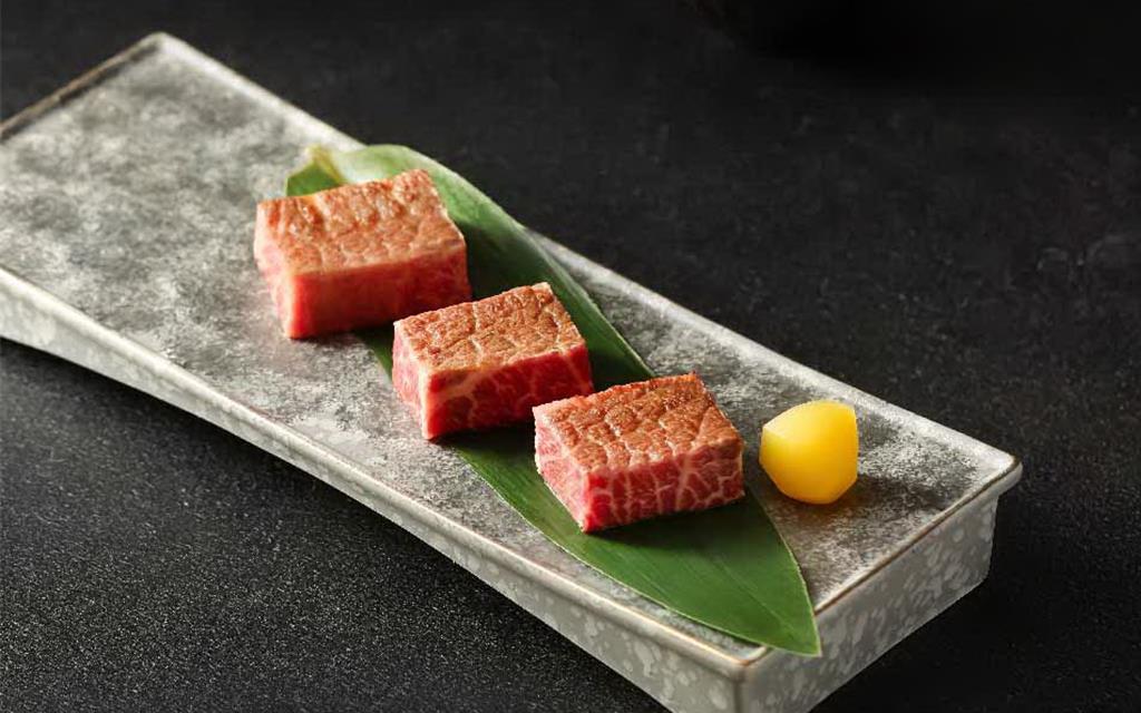 「阪前」以獨門新式料理手法變化出「乾式熟成和牛」。圖／阪前和牛鐵板燒提供