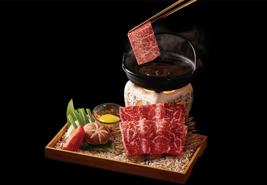 「藝奇」首次端出採用關西式料理手法的「京都和牛壽喜燒」。圖／藝奇和牛岩板燒提供 
